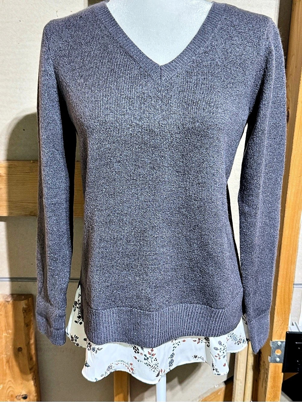 LOFT Outlet V-Neck Sweater in Gray Size Medium NWT